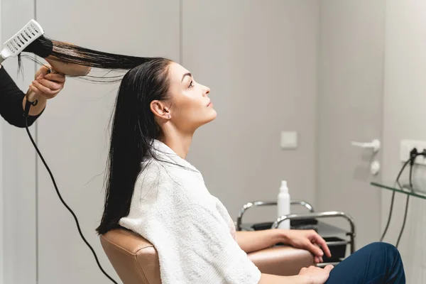 Pessoa feminina gentil estar no salão de beleza — Fotografia de Stock