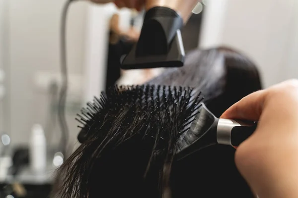 Photo concentrée sur le sèche-cheveux qui est en main — Photo