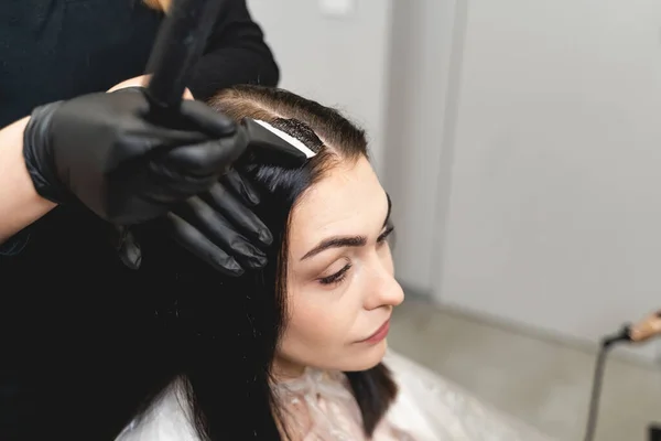 Mulher muito jovem ter sua tintura de cabelo — Fotografia de Stock