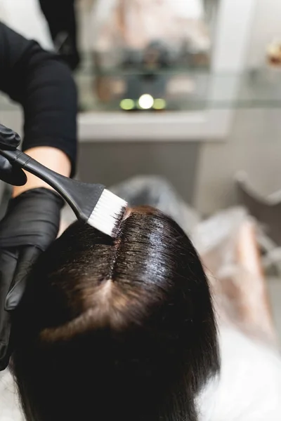 Сосредоточенное фото на расческе вымирающих волос — стоковое фото