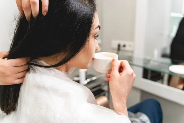 Close up of brunette girl that drinking coffee — Stock Photo, Image