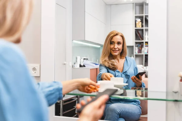 Angenehm blond mädchen looking bei sie reflexion — Stockfoto