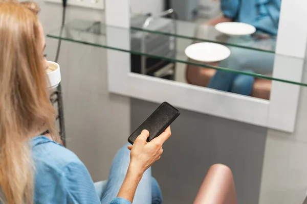 Nahaufnahme eines entspannten Mädchens, das Kaffee trinkt — Stockfoto