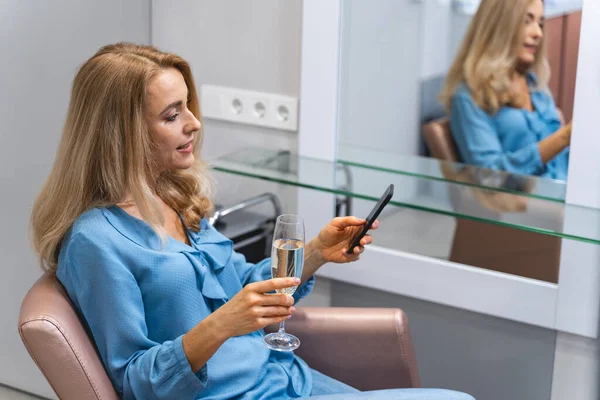 Relaxed young woman spending her time in salon — Stock Photo, Image