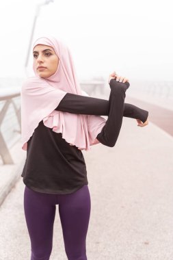 Sporcu antrenman fotoğrafından önce ısınıyor.