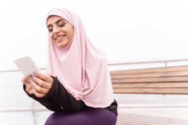 Açık hava fotoğrafı çekilirken mesaj gönderiliyor