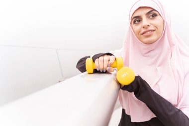 Güzel spor antrenörü, el ağırlığı fotoğrafı var.