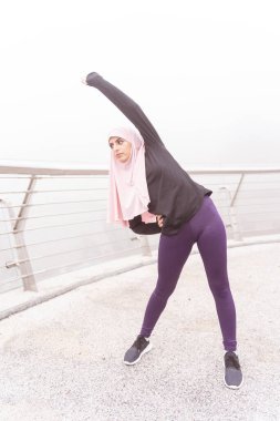 Elini kaldır ve doğru fotoğrafa doğru eğil.