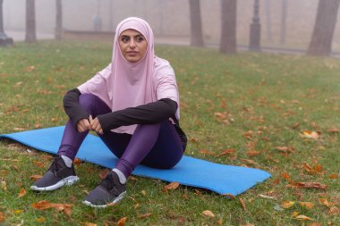Yoga hasırı fotoğrafındaki Müslüman kadın.