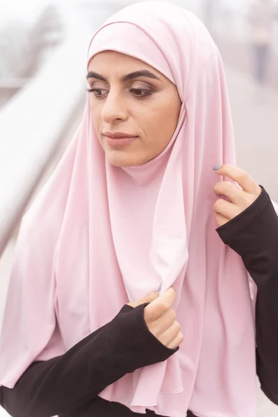 Pensée jeune femme musulmane en plein air photo de stock — Photo