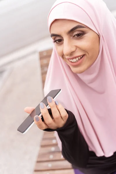 Mulher muçulmana sorridente comunicando fotos stock online — Fotografia de Stock