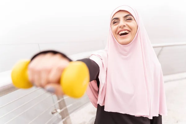 Femme excitée faisant de l'exercice avec le poids de la main stock photo — Photo