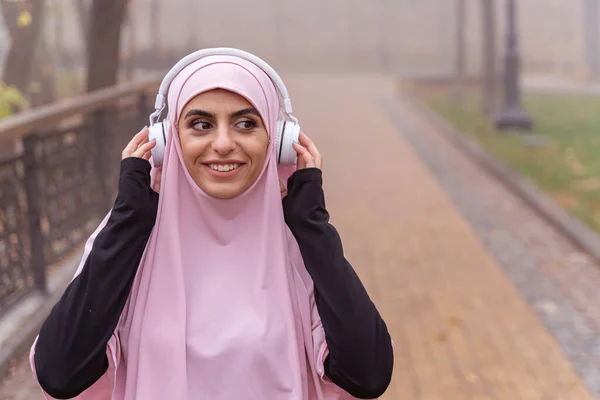 Belle dame avec de la musique dans les écouteurs photo de stock — Photo