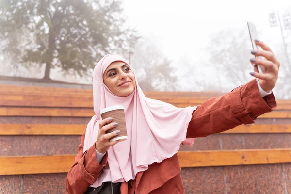 Happy lady prendre selfies avec café photo de stock — Photo