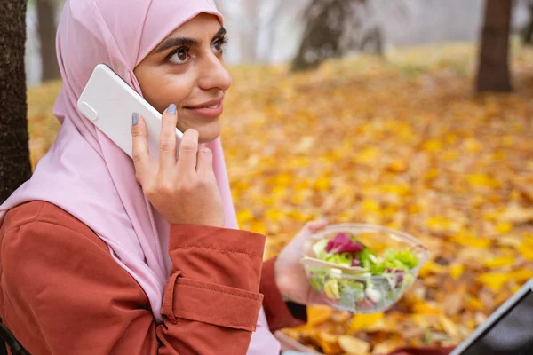 Aangename telefoongesprek tijdens de lunch voorraadfoto — Stockfoto