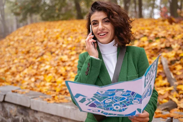 Mulher feliz ao ar livre com mapa de fotos stock — Fotografia de Stock