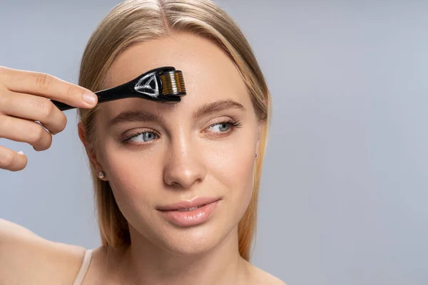 Positivo felice ragazza bionda massaggiare la fronte — Foto Stock