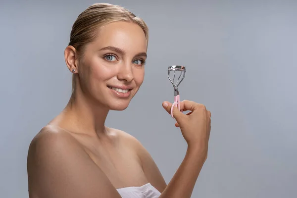 Positiv erfreute junge Frau posiert vor der Kamera — Stockfoto