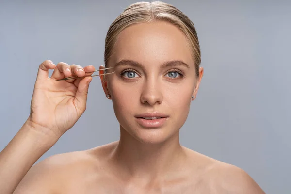 Close up of kind girl that correcting her eyebrows — Stock Photo, Image