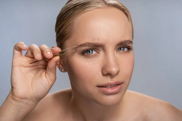 Porträt einer aufmerksamen Frau, die Korrekturen vornimmt — Stockfoto