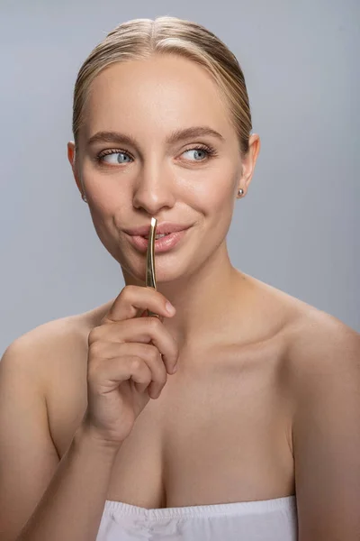 Encantada joven hembra demostrando su sonrisa — Foto de Stock