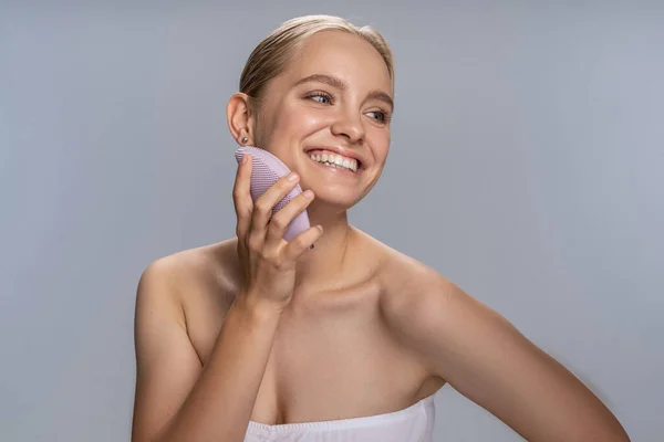 Affascinante giovane donna prendersi cura della sua bellezza — Foto Stock