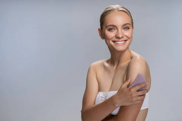 Portrait of happy girl that posing on camera — Stock Photo, Image