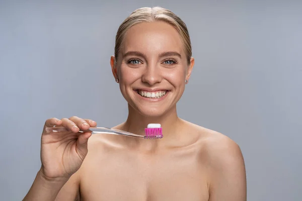 Vidám szőke nő pózol fogkefével — Stock Fotó