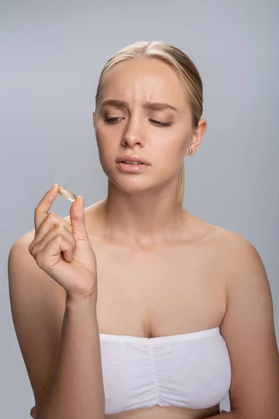 Attentissima bionda femmina che fissa tablet gelatina — Foto Stock