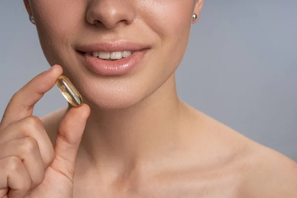 Primer plano de alegre chica que tomar vitamina — Foto de Stock