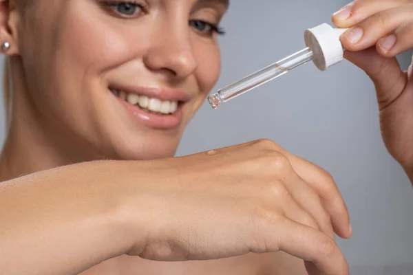 Retrato de mulher bonita que usando cosméticos — Fotografia de Stock