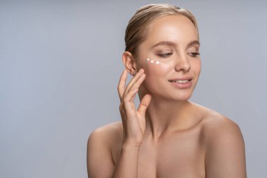 Kamerada poz veren inanılmaz genç bayan.