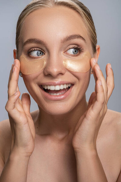 Радостная молодая блондинка перед макияжем
