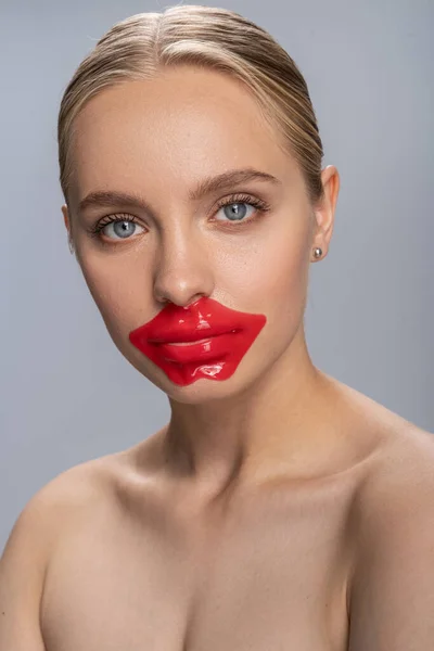 Tenera giovane femmina che fa patch sulle labbra — Foto Stock
