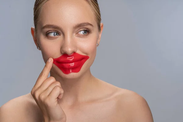 Positivo encantado rubia femenina tocando su cara — Foto de Stock