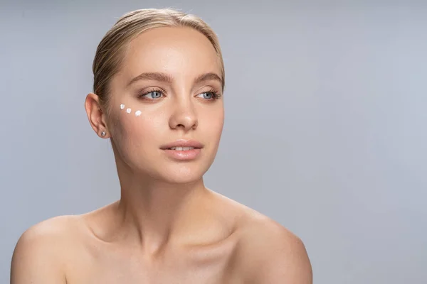 Beautiful young female person taking care of her skin — Stock Photo, Image