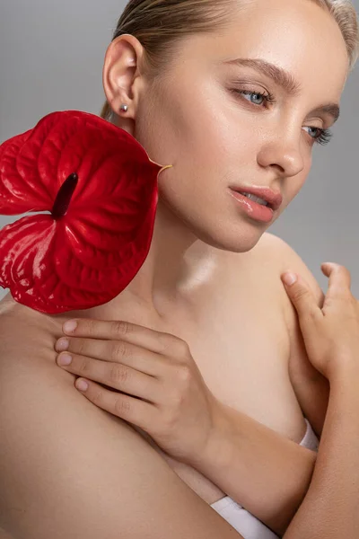 花とポーズをとる魅力的な女の子の肖像 — ストック写真