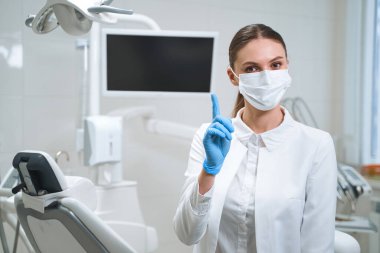 Klinikteki kadın dişçi.