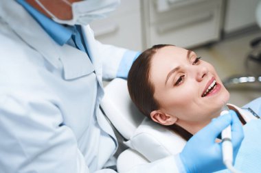 Klinikteki gülümseyen genç bayan.