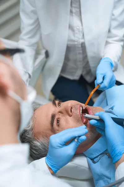 Férfi kezelik a fogorvos stock fotó — Stock Fotó