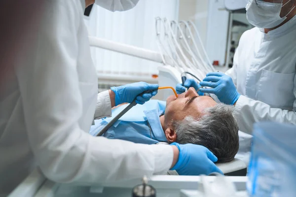 Masculino ter dentes curados no clínica fotos stock — Fotografia de Stock