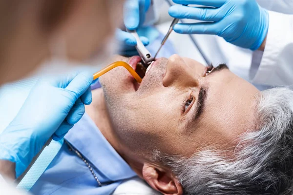 El hombre está teniendo dientes curados foto de stock — Foto de Stock