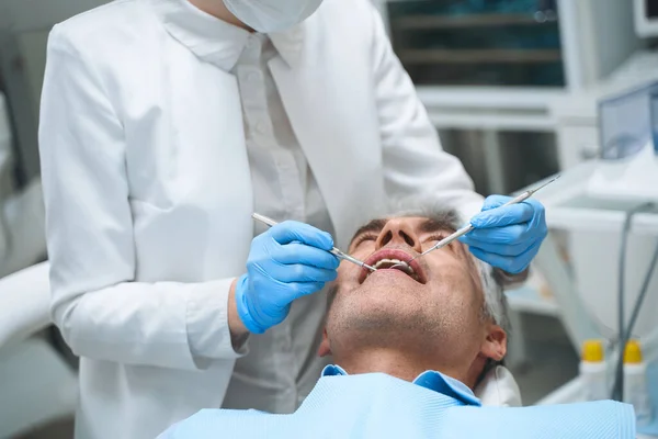 Hombre visitando dentista para ayuda stock foto — Foto de Stock