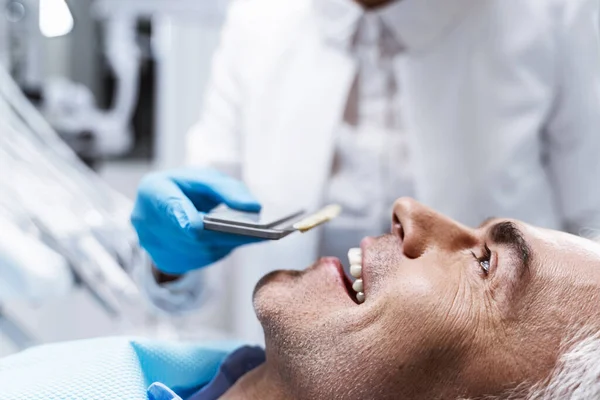 Homem feliz durante procedimentos dentários foto stock — Fotografia de Stock