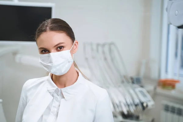 Mujer dentista en la oficina moderna stock foto — Foto de Stock