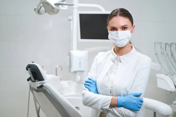 Mladá žena zubař na klinice stock fotky — Stock fotografie