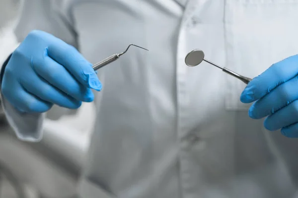 Dentiste avec des outils dans les mains photo de stock — Photo