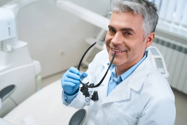 Feliz dentista masculino no local de trabalho foto stock — Fotografia de Stock