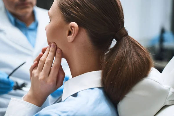 Kvinna klagar på tandvärk i kliniken stock foto — Stockfoto