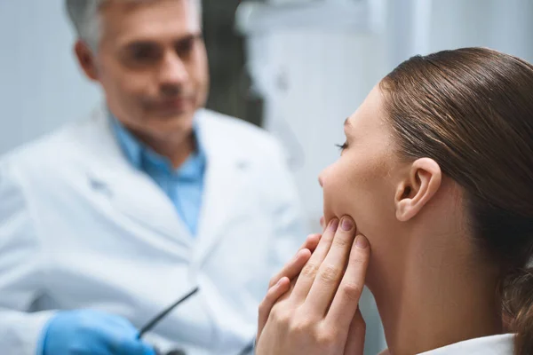 Mulher que vem ao médico por causa da foto stock de dor de dente — Fotografia de Stock